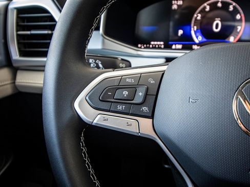 New 2026 Volkswagen Taos SE image 32