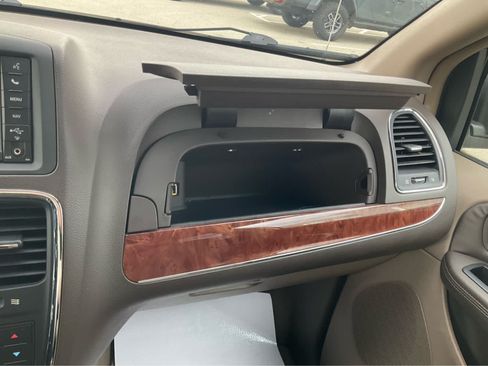 Used 2011 Chrysler Town & Country Limited FWD image 21