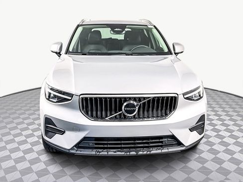 Used 2025 Volvo XC40 B5 Core image 2