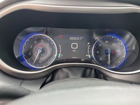 Used 2023 Chrysler Pacifica Touring-L FWD image 14