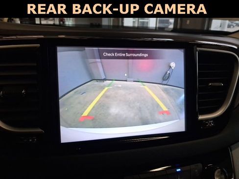 Used 2024 Chrysler Pacifica Touring-L image 12