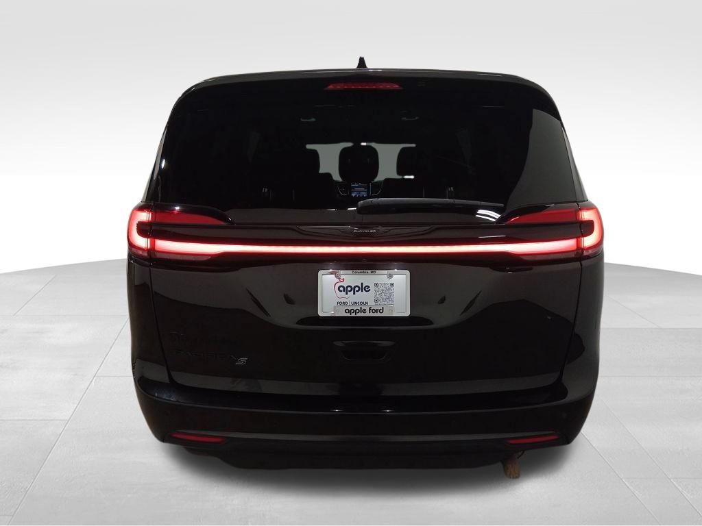 Used 2023 Chrysler Pacifica Touring-L w/ S Appearance Package FWD image 4