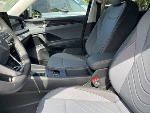 New 2025 Volkswagen Tiguan SE image 9