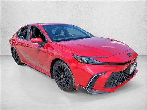 Used 2025 Toyota Camry SE w/ Convenience Package image 3