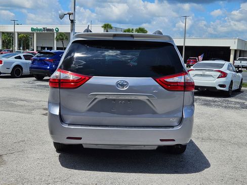Used 2017 Toyota Sienna XLE AWD/4WD image 6