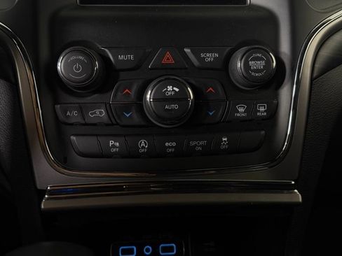 Used 2021 Jeep Grand Cherokee Laredo AWD/4WD image 23