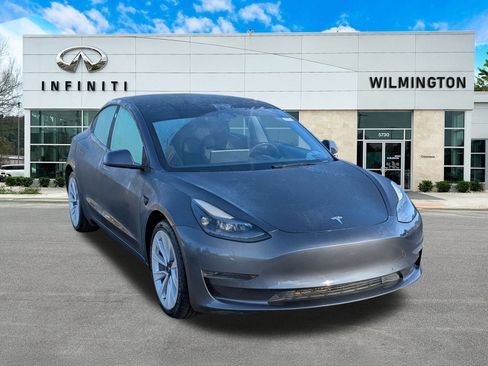 Used 2022 Tesla Model 3 Standard Range image 1