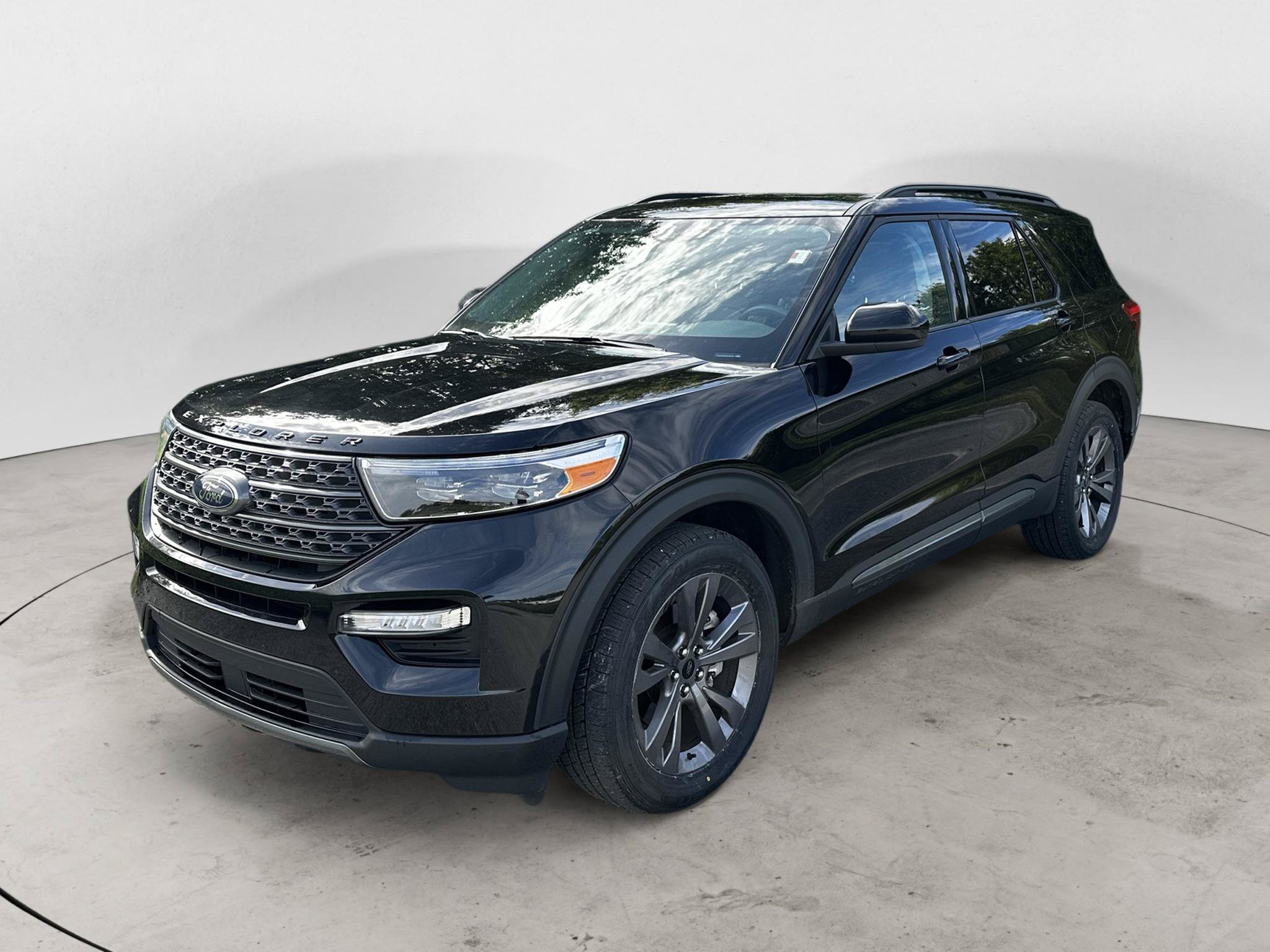 Used 2023 Ford Explorer XLT w/ Equipment Group 202A AWD/4WD image 1