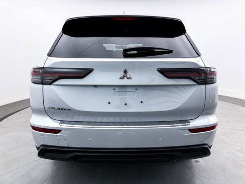 New 2025 Mitsubishi Outlander ES image 6
