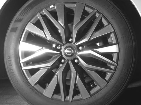 Used 2025 Nissan Altima 2.5 SV FWD image 13