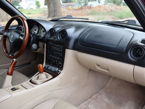 Used 2000 MAZDA MX-5 Miata RWD image 29