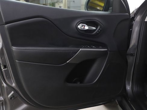 Used 2019 Jeep Cherokee Limited image 19