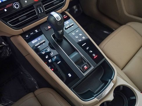 Certified 2024 Porsche Macan image 18