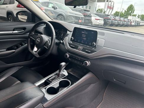 Used 2024 Nissan Altima 2.5 SR FWD image 12
