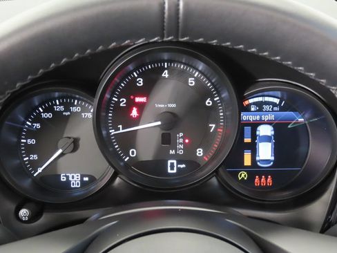 Certified 2025 Porsche Macan AWD/4WD image 17