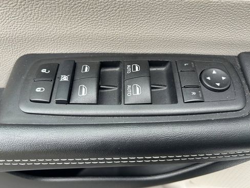 Used 2024 Chrysler Pacifica Touring-L image 5