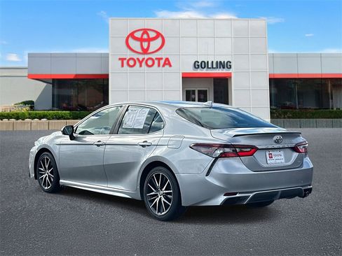 Used 2023 Toyota Camry SE image 4