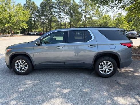 Used 2020 Chevrolet Traverse LT FWD image 2