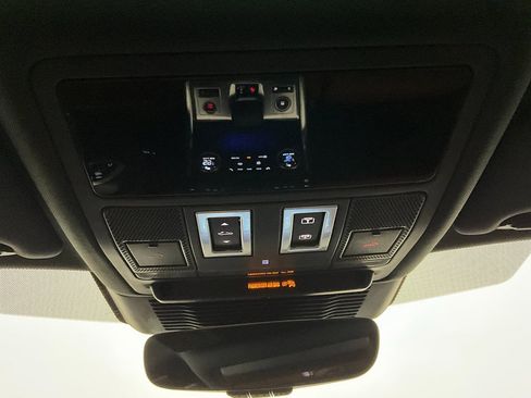 Used 2022 Jaguar XF R-Dynamic SE image 13