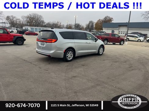 New 2026 Chrysler Pacifica Select image 8