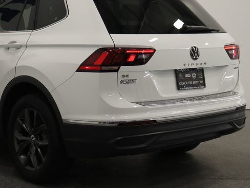 Used 2024 Volkswagen Tiguan SE w/ Panoramic Sunroof Package image 10