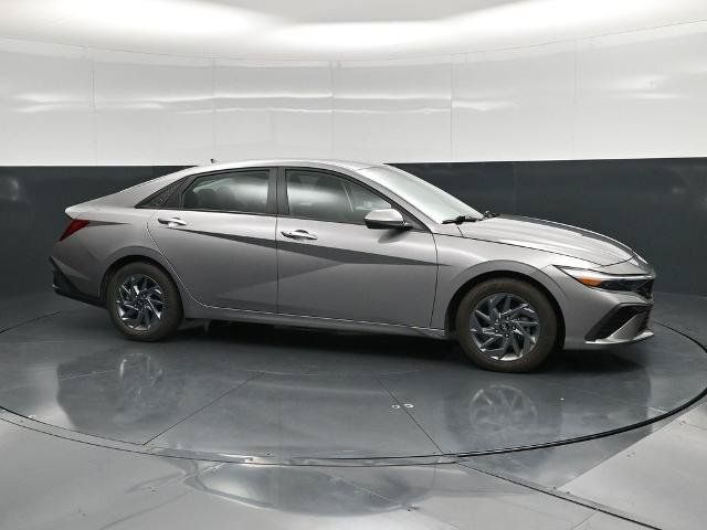 Used 2024 Hyundai Elantra SEL FWD image 3