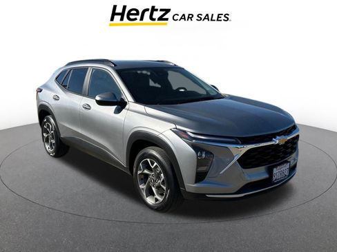 Used 2025 Chevrolet Trax LT image 1