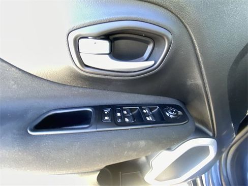 Used 2019 Jeep Renegade Latitude w/ UConnect 8.4 Nav Group image 13