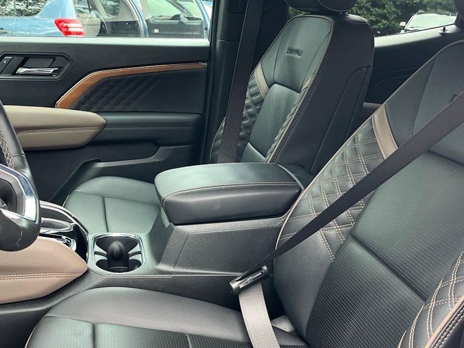 Used 2025 GMC Canyon Denali AWD/4WD image 8