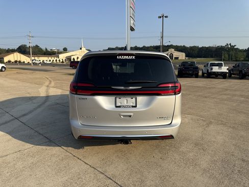 Used 2024 Chrysler Pacifica Limited w/ Uconnect Theater Family Group image 7