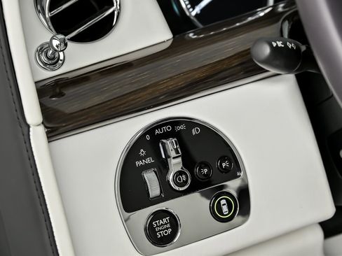 Used 2018 Rolls-Royce Phantom Sedan image 28