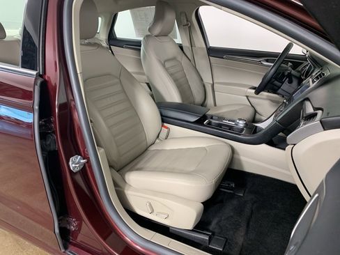 Used 2017 Ford Fusion SE w/ Fusion SE Technology Package image 36