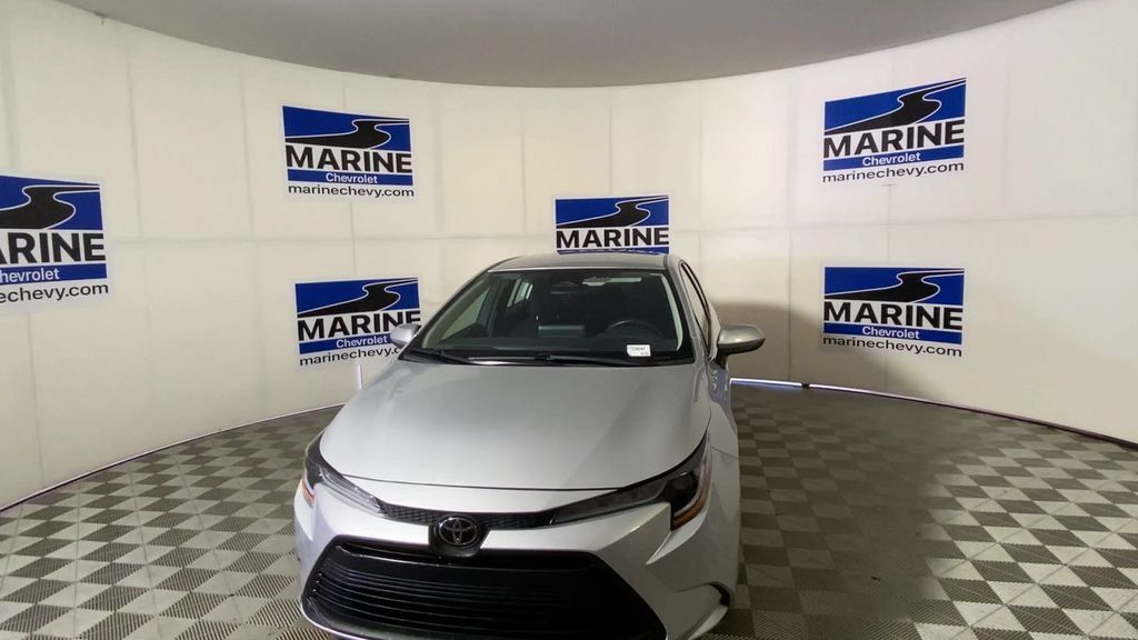 Used 2025 Toyota Corolla LE FWD image 5