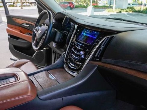 Used 2019 Cadillac Escalade ESV Premium Luxury RWD image 84