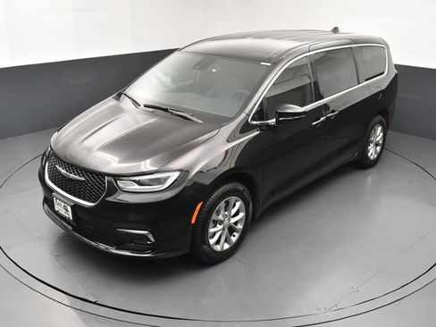 Used 2025 Chrysler Pacifica Select AWD/4WD image 16