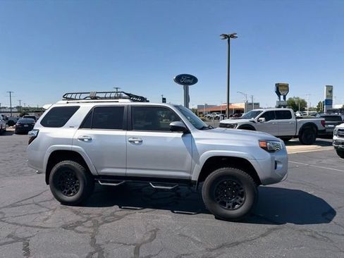 Used 2017 Toyota 4Runner SR5 AWD/4WD image 3