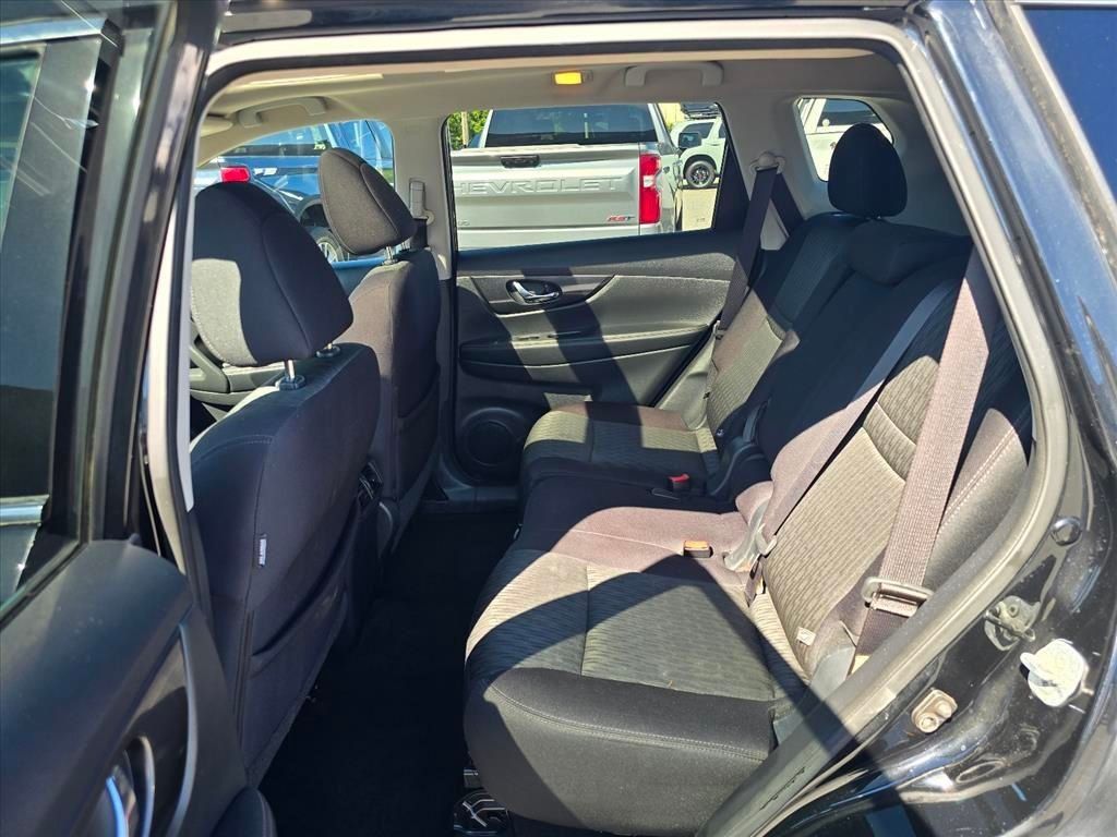 Used 2017 Nissan Rogue SV w/ Sun & Sound Touring Package FWD image 10