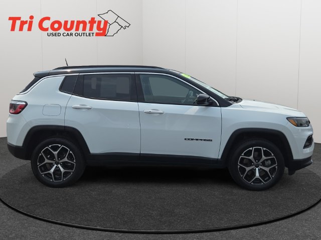 Used 2025 Jeep Compass Limited AWD/4WD image 9