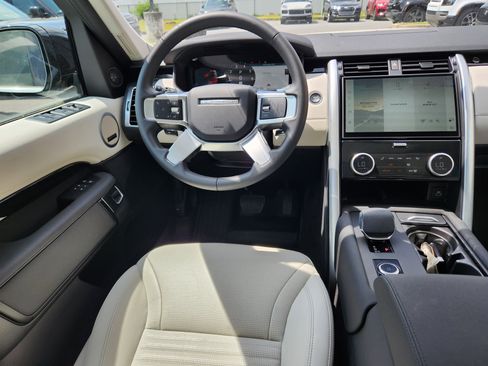 Used 2025 Land Rover Discovery S image 11