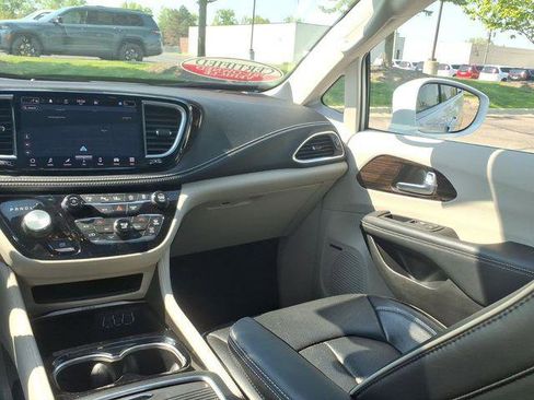 Certified 2022 Chrysler Pacifica Limited FWD image 12