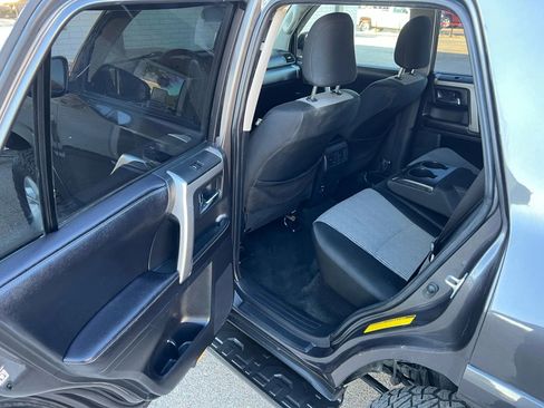 Used 2017 Toyota 4Runner SR5 AWD/4WD image 18