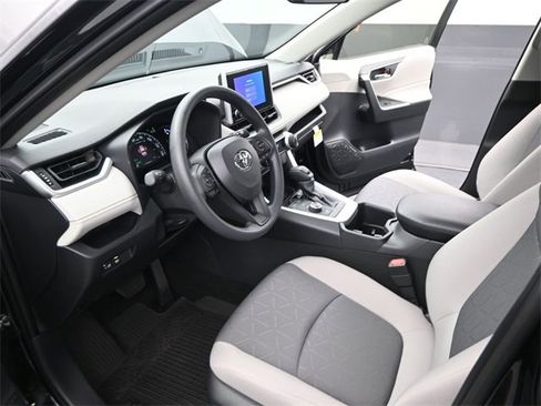 Used 2025 Toyota RAV4 XLE image 4