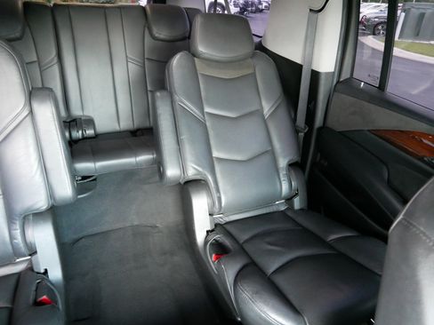 Used 2019 Cadillac Escalade ESV Luxury AWD/4WD image 15
