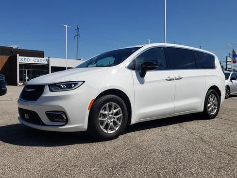 Used 2024 Chrysler Pacifica Touring-L FWD image 8