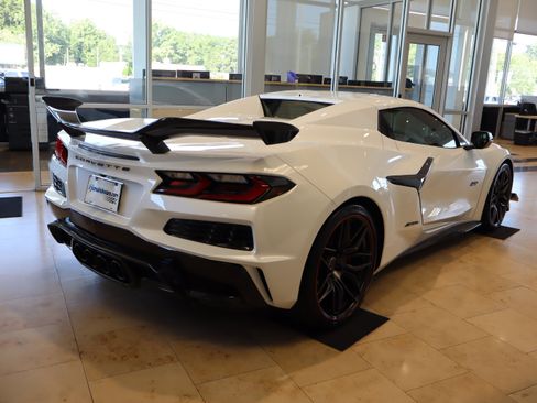 Used 2023 Chevrolet Corvette Z06 w/ Z07 Performance Package RWD image 9