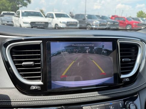 Used 2025 Chrysler Pacifica Limited FWD image 17