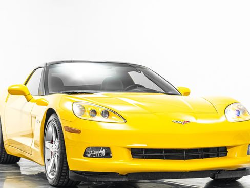 Used 2005 Chevrolet Corvette Coupe w/ Preferred Equipment Group RWD image 3