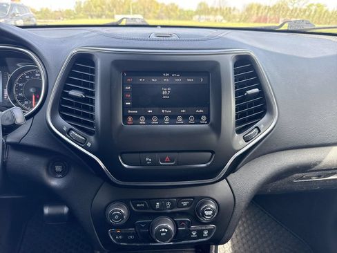 Used 2019 Jeep Cherokee Latitude Plus w/ Cold Weather Group AWD/4WD image 12
