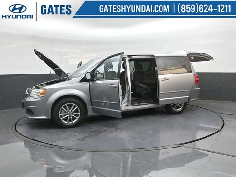 Used 2016 Dodge Grand Caravan SE image 52
