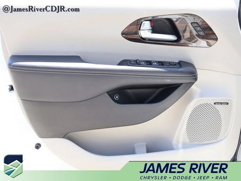 Used 2022 Chrysler Pacifica Limited FWD image 19